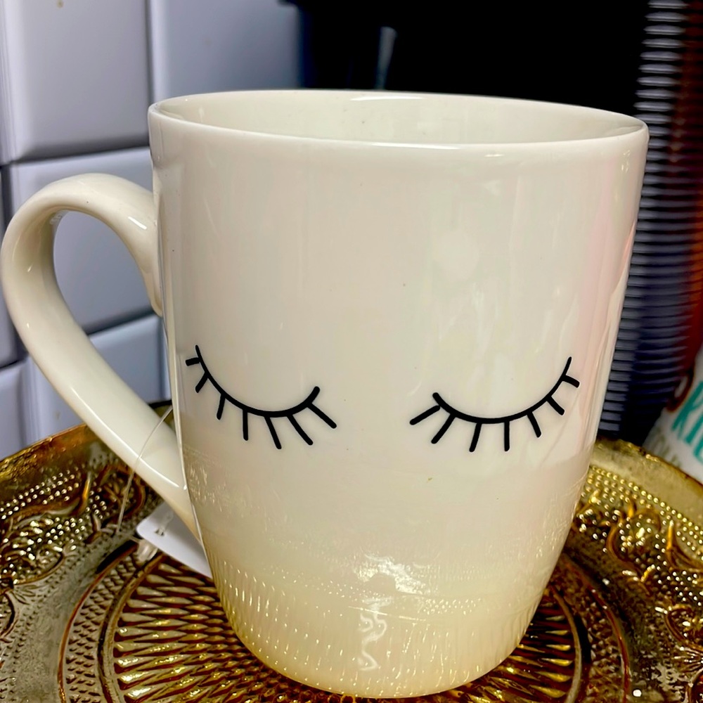 New mug with sleepy lashes